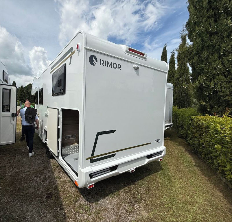 Obytňák Rimor Kilig 695 – kuchyňský kout s vybavením