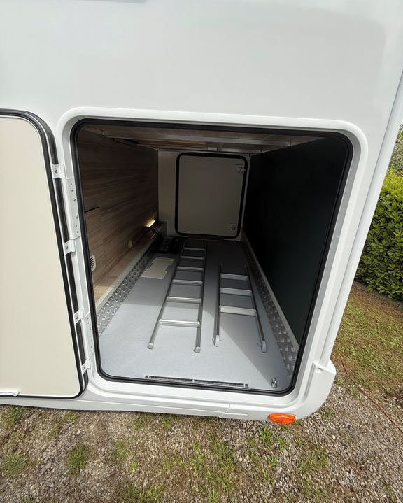 Pronájem obytného vozu – jídelní kout a posezení